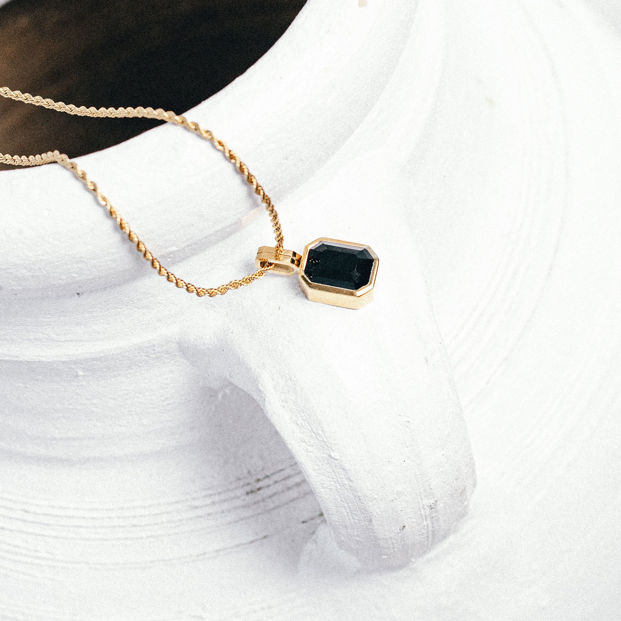 Onyx Vitesse Gemstone Pendant - Gold